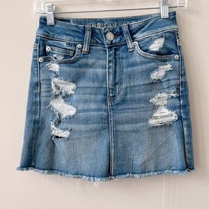 AEO American Eagle Next Level Medium Wash Distressed Ripped Jean Skirt Size 0